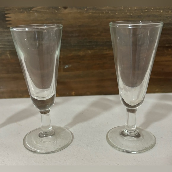 Vintage Cordial Liqueur Glasses. 4" tall 1 1/2" wide. Set of 4. - Picture 2 of 2